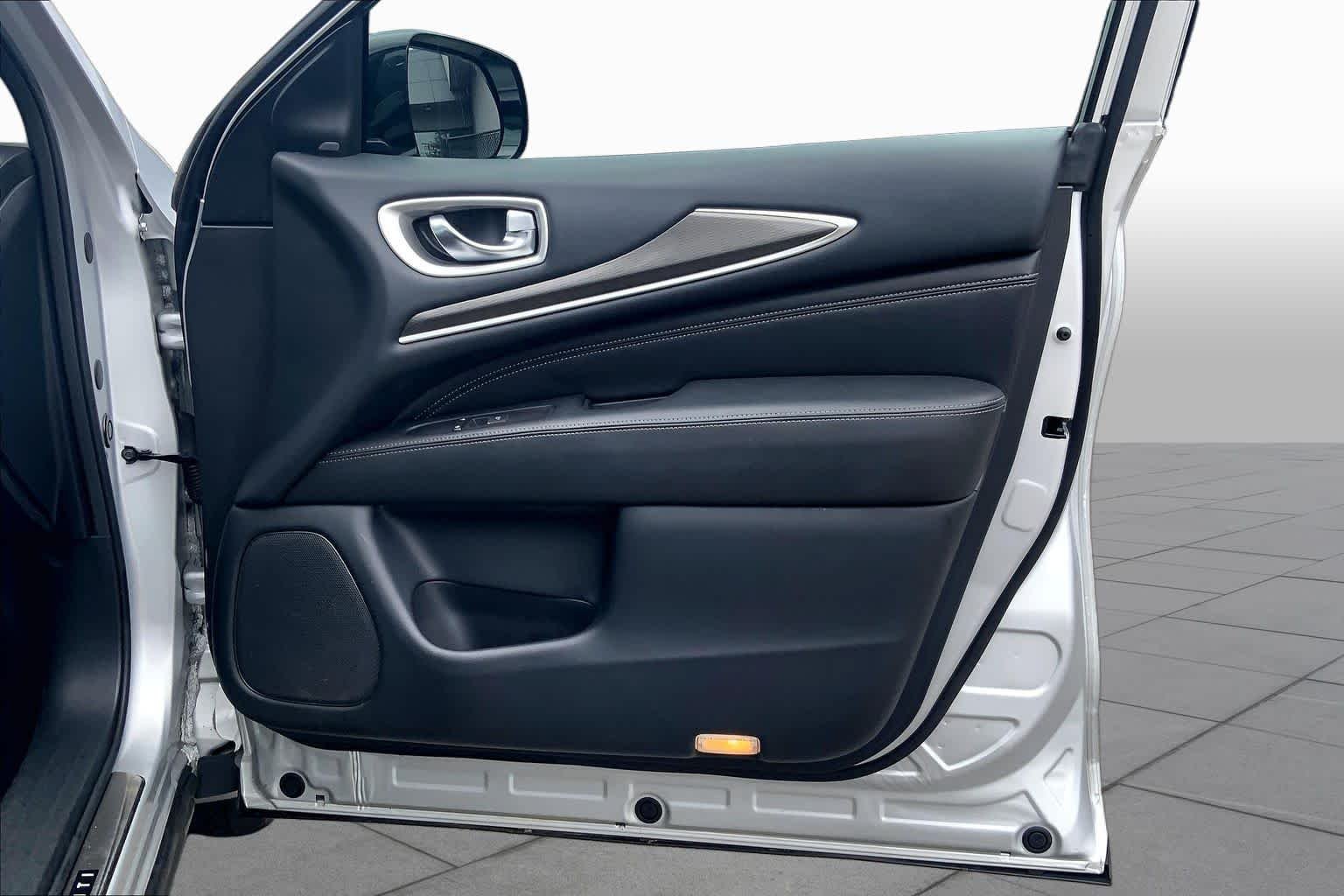 Used 2019 Liquid Platinum INFINITI LUXE image 22