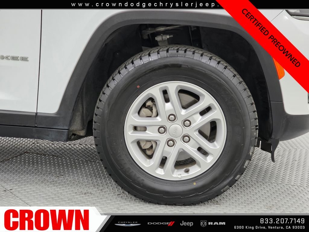 Used 2024 White Jeep Laredo image 9