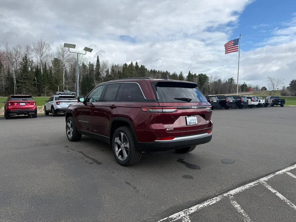 New 2026 Velvet Red Pearl-Coat Exterior Paint Jeep Limited image 6