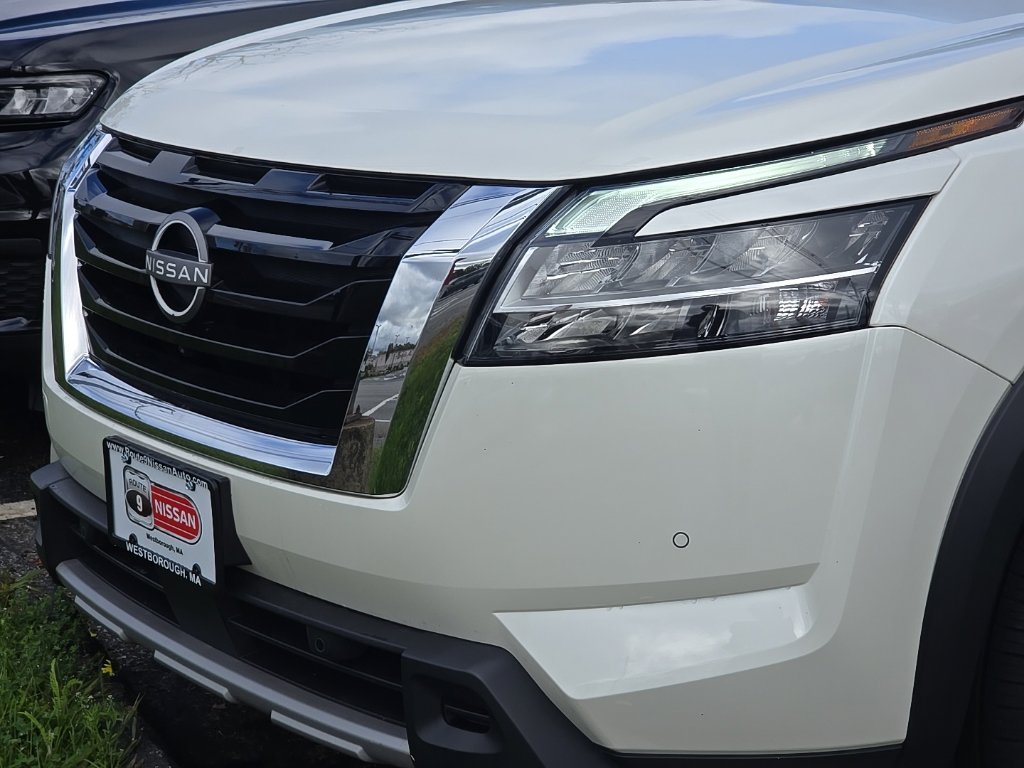 Used 2024 White Nissan Platinum image 3
