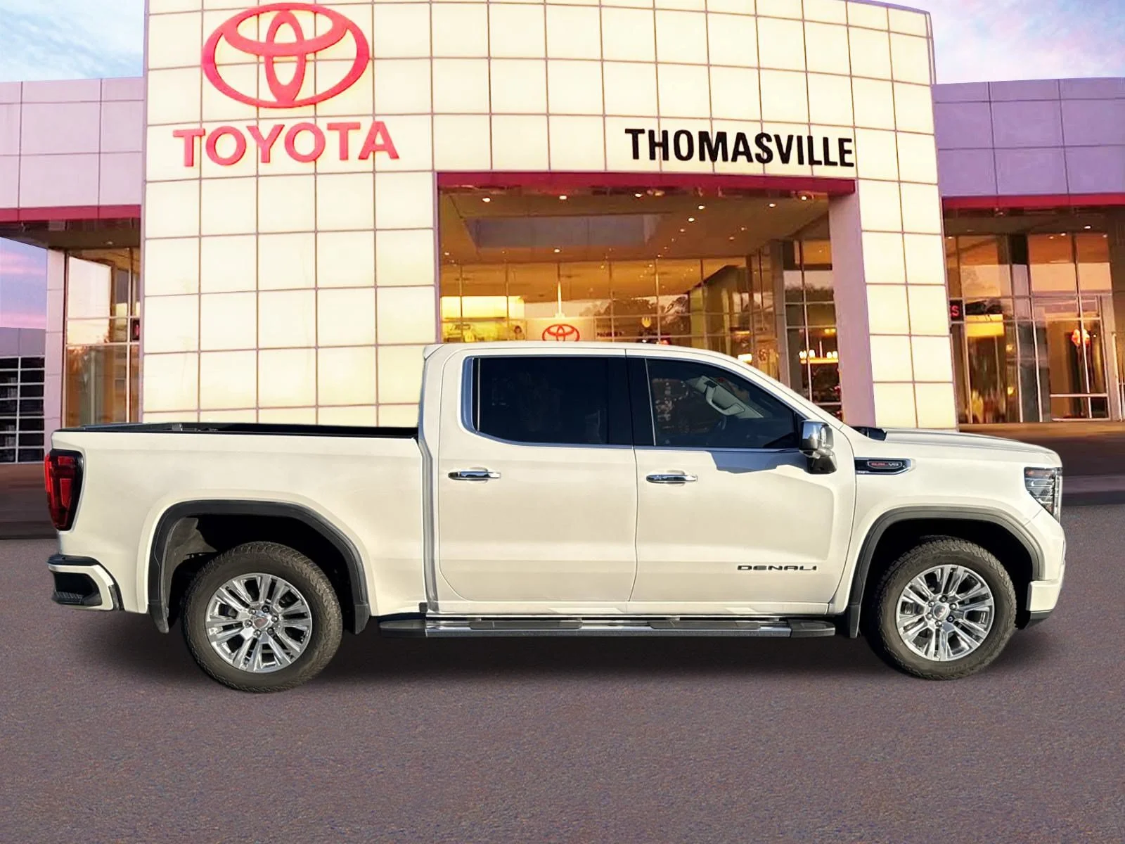Used 2024 White Frost Tricoat GMC Denali image 4