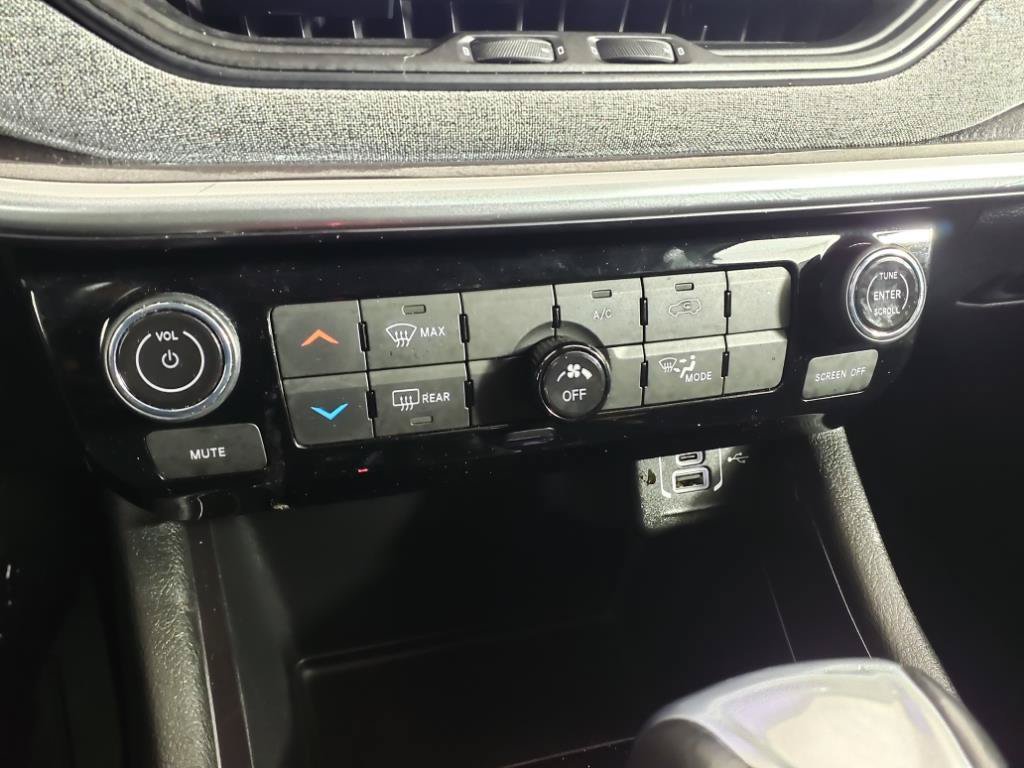Used 2022 White Jeep Latitude Lux image 20