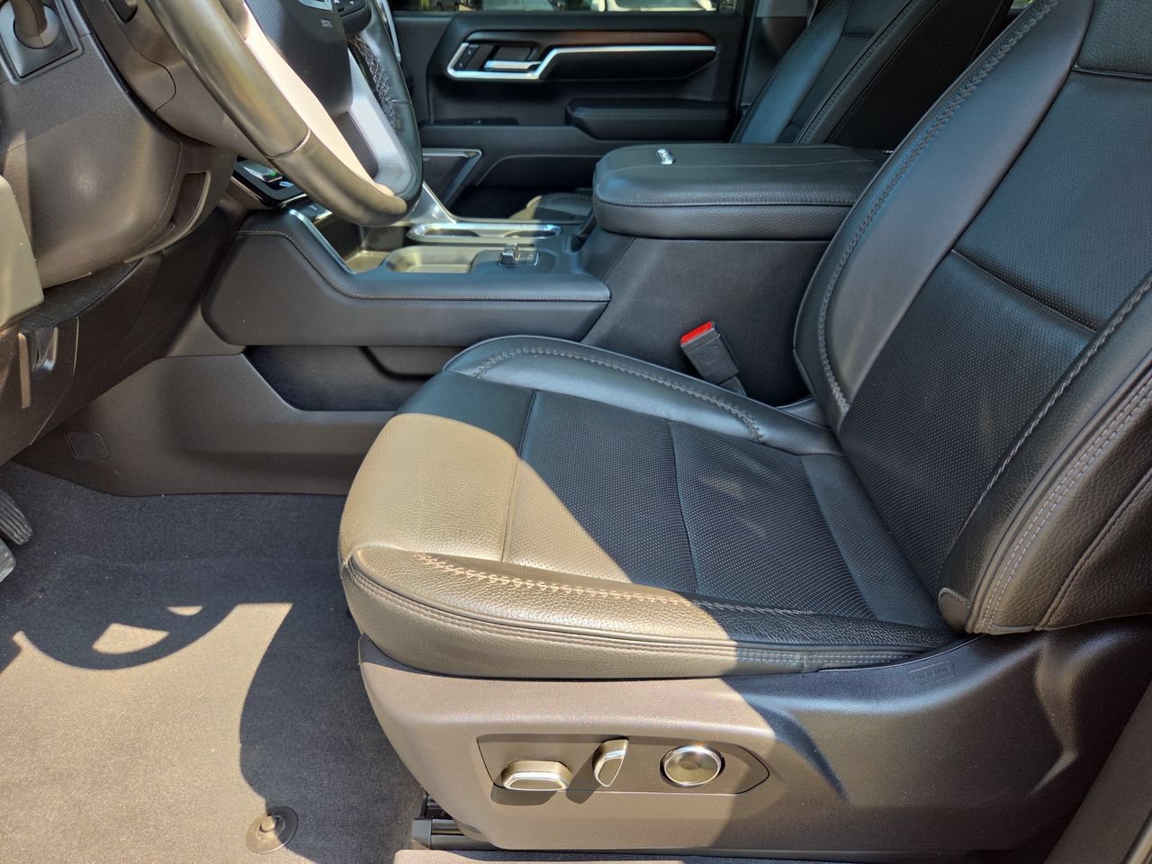 Used 2024 White Frost Tricoat GMC Denali image 20