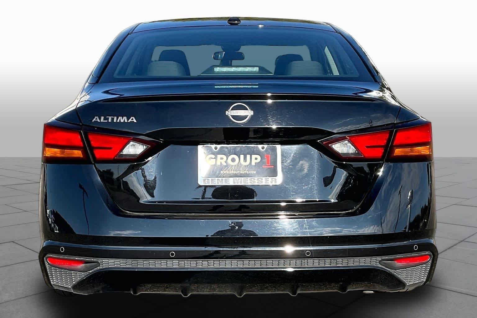 Used 2025 Super Black Nissan SV image 5