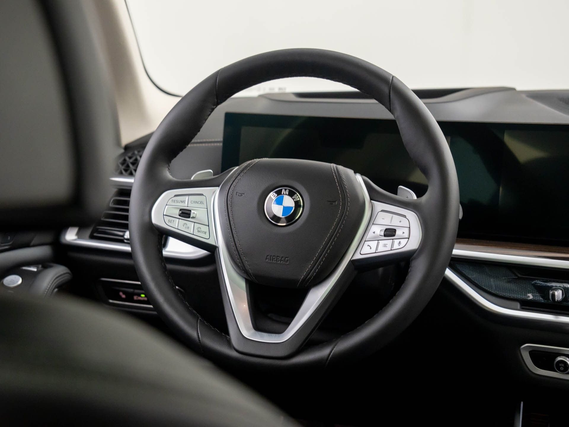 New 2026 Mineral White Metallic BMW xDrive40i image 10