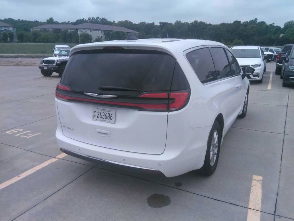 Used 2024 White Chrysler Touring L image 3