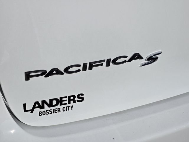 New 2026 Bright White Clear-Coat Exterior Paint Chrysler Limited image 24