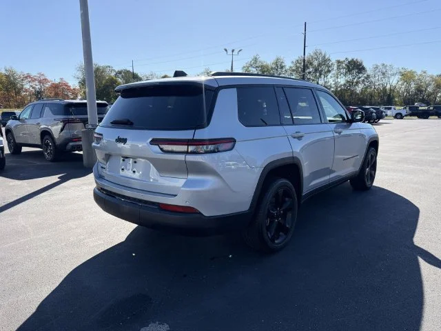 Used 2023 Silver Jeep Altitude image 23