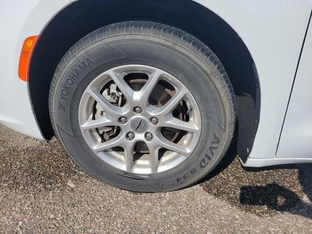 Used 2025 Bright White Clearcoat Chrysler Select image 27