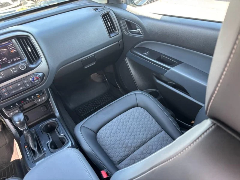 Used 2022 Black Chevrolet Z71 image 14