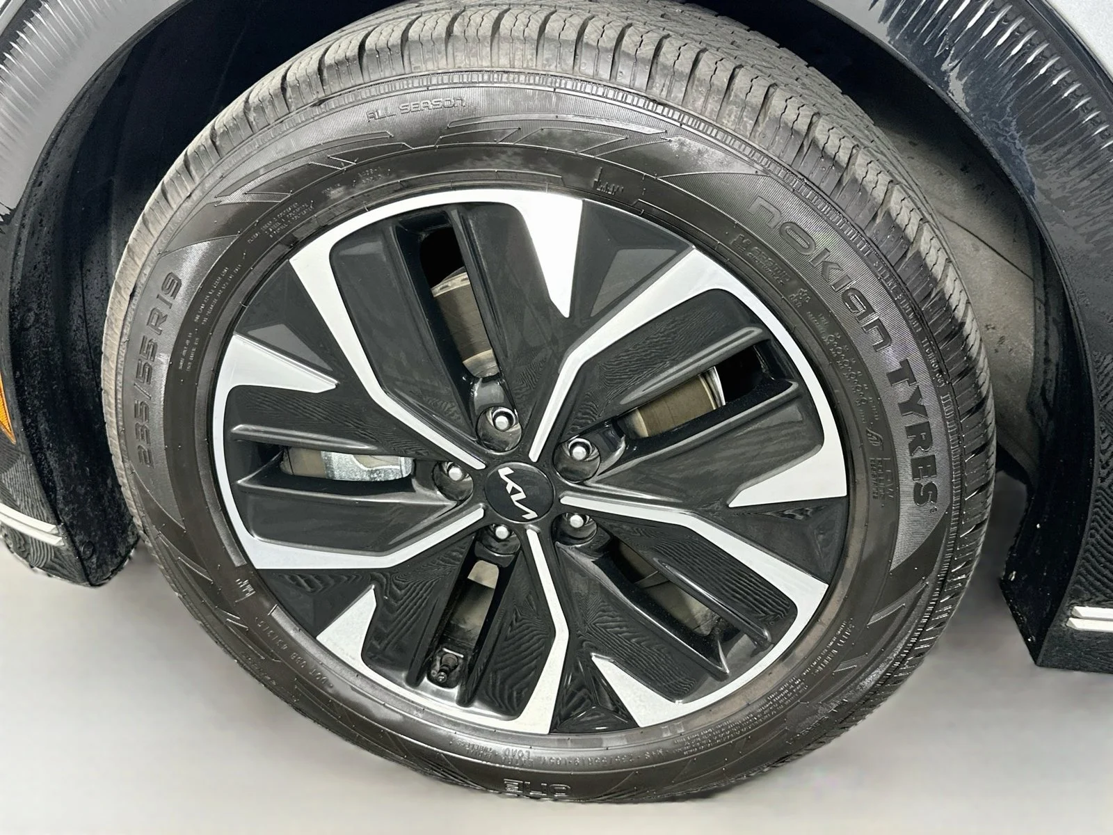 Used 2024 Steel Gray Kia Wind image 32