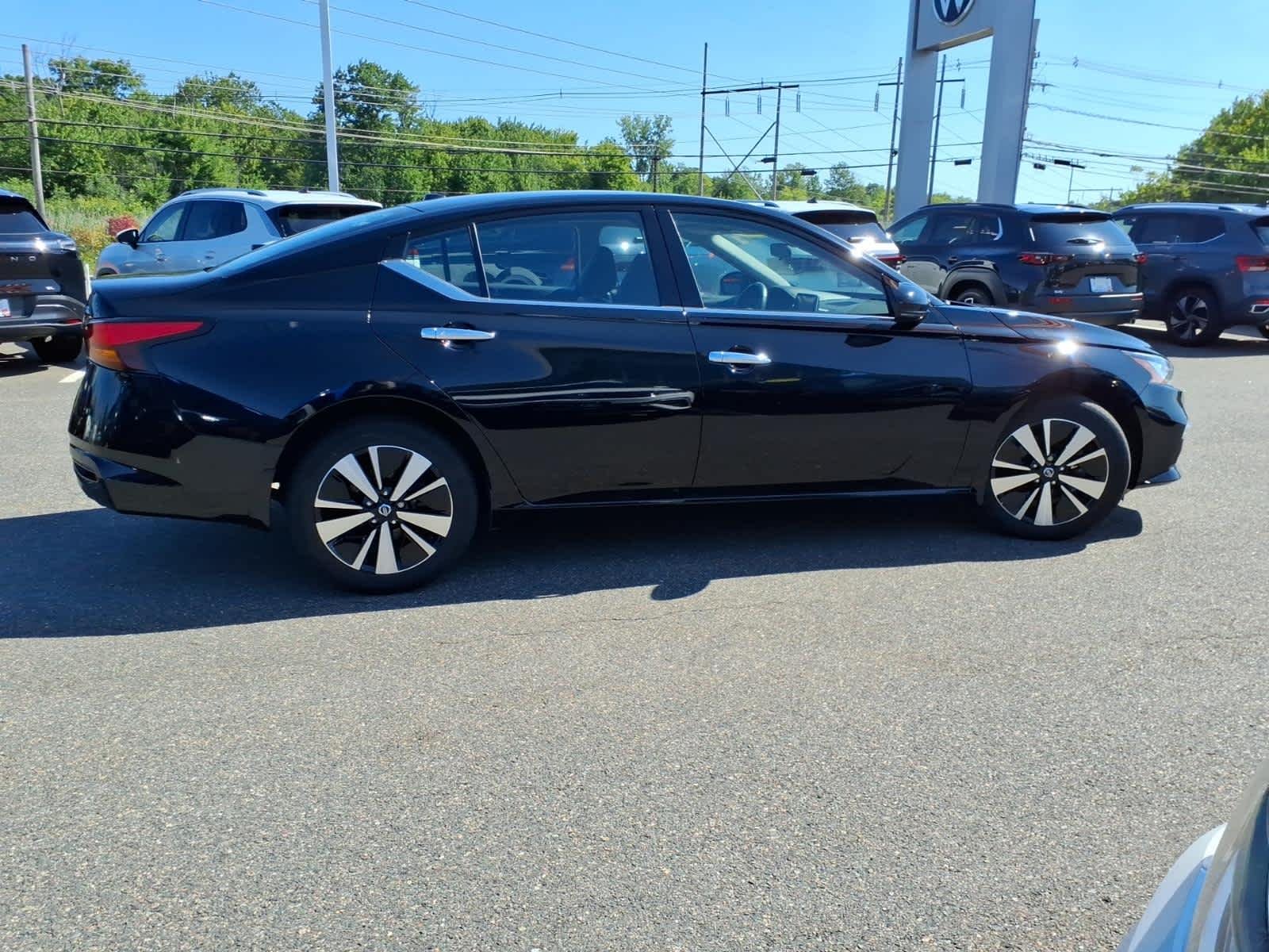 Used 2022 Super Black Nissan 2.5 SL image 4