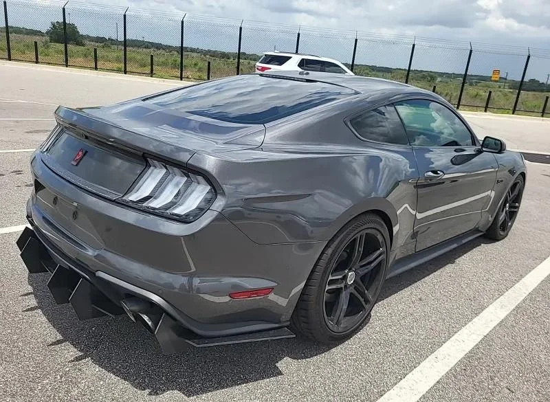 Used 2018 Magnetic Ford GT Premium image 4