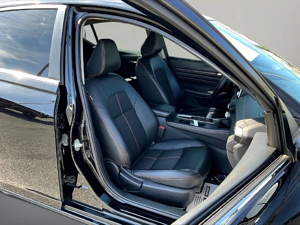 Used 2020 Black Nissan 2.5 SR image 30