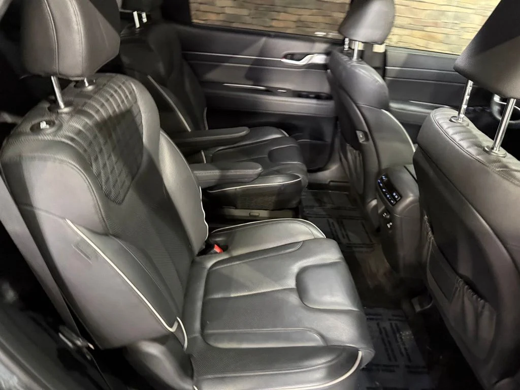 Used 2023 Graphite Hyundai Limited image 35