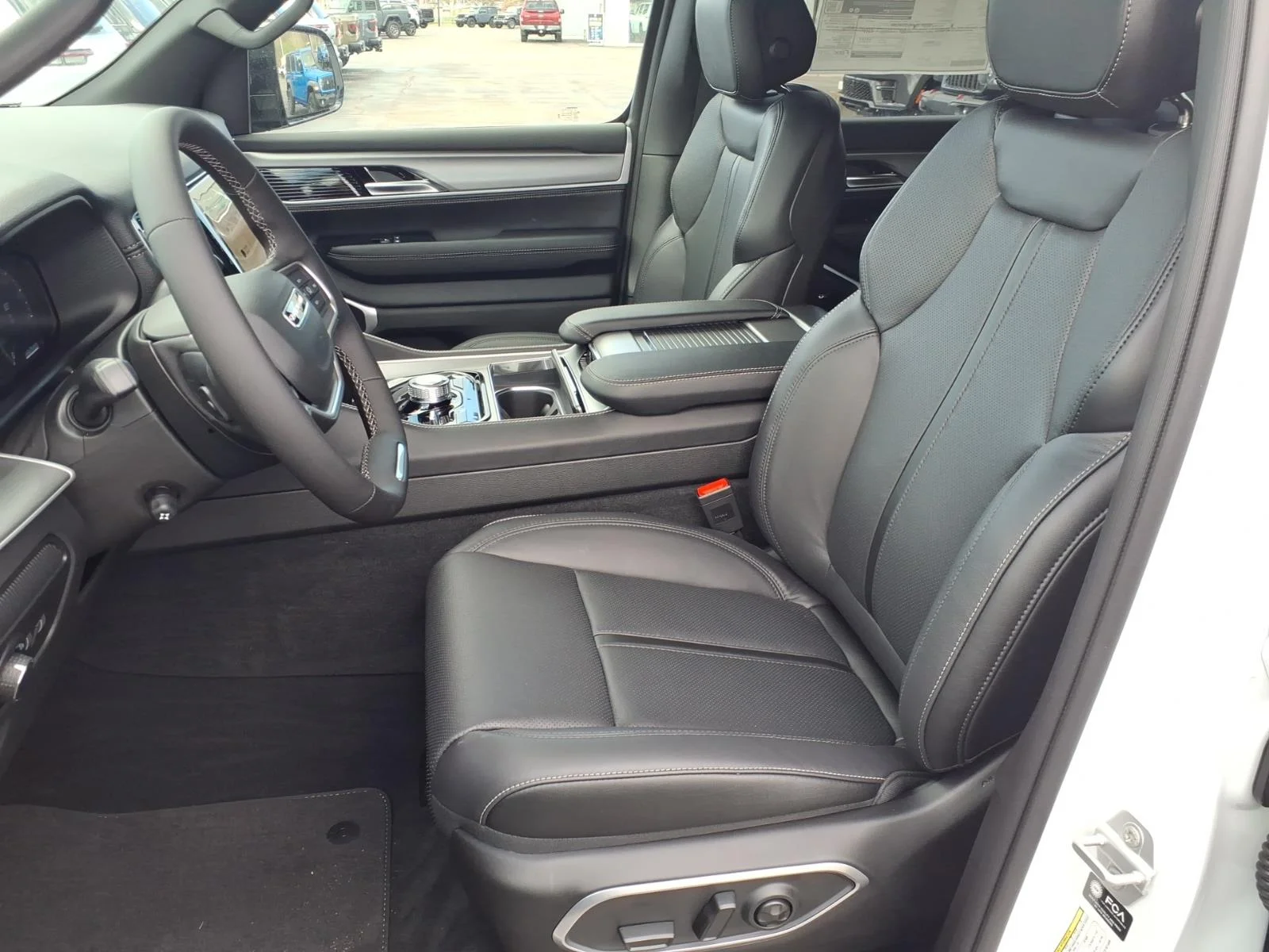 New 2026 Bright White Clear-Coat Exterior Paint Jeep Limited Altitude image 6
