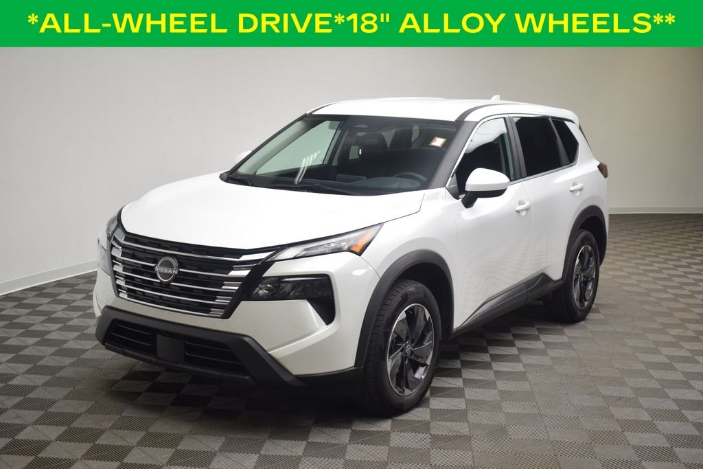 Used 2025 Everest White Pearl Nissan SV image 2