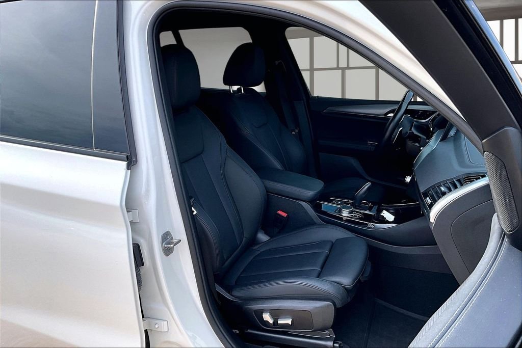 Used 2021 White BMW xDrive30i image 7