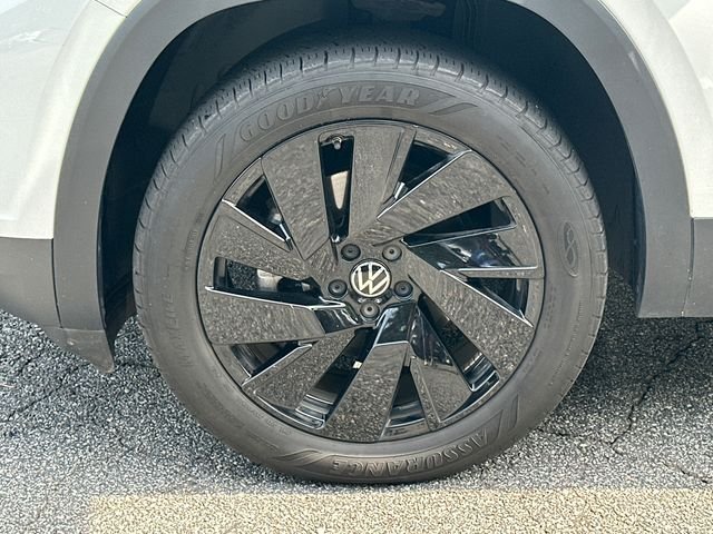 Certified Used 2024  Volkswagen 2.0T SE w/Technology image 11
