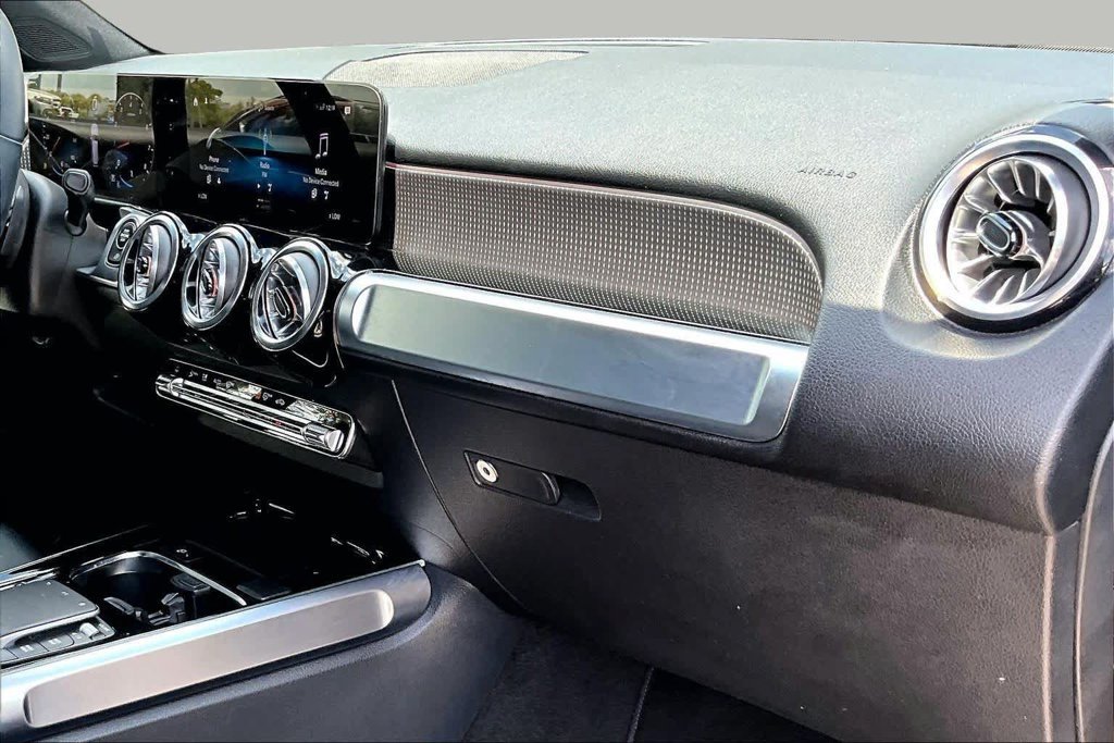 Used 2023  Mercedes-Benz GLB 250 image 19