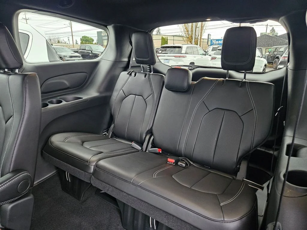 2026 Chrysler Pacifica Select - Photo 28