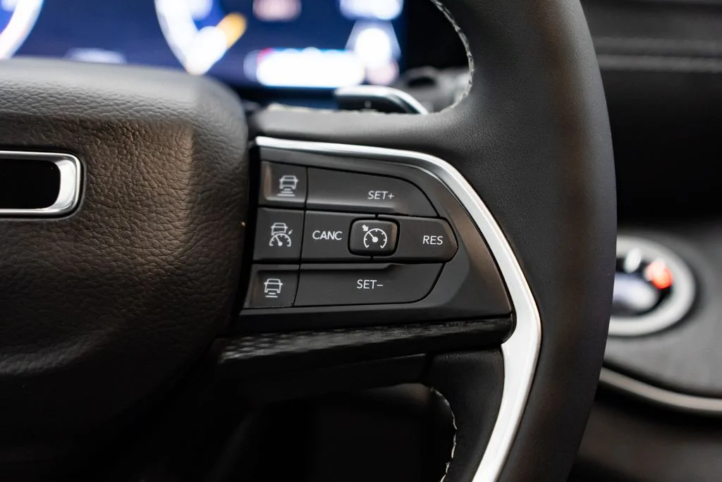 Used 2025 White Jeep Laredo image 17