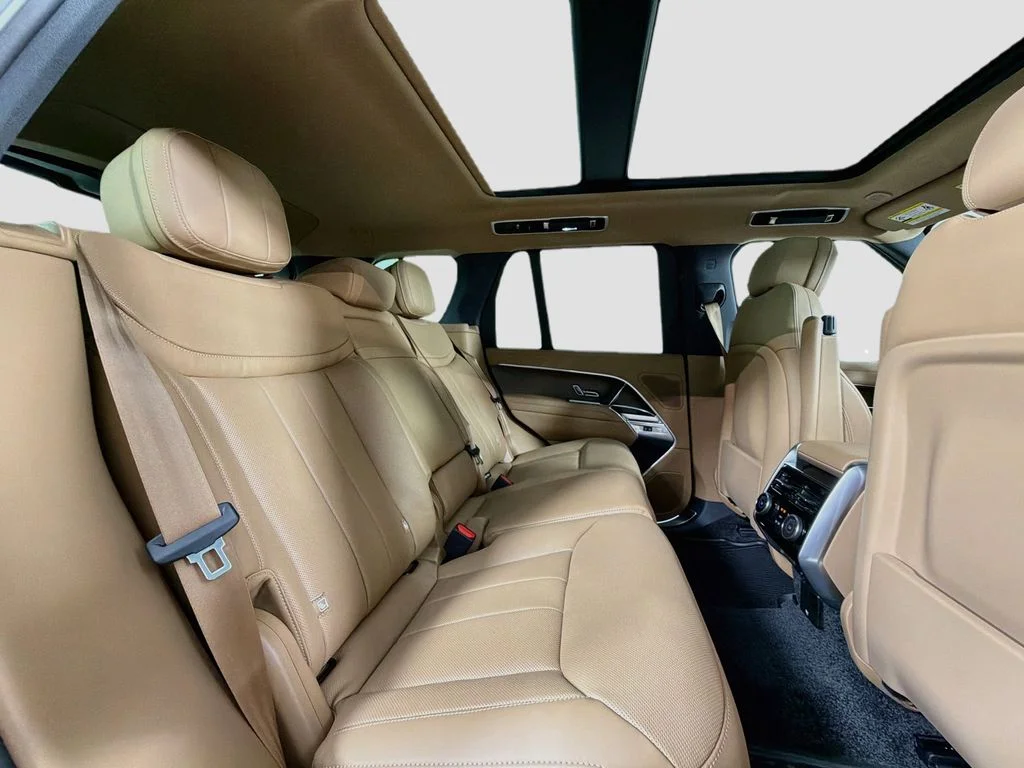 New 2026 Fuji White Land Rover SE image 29