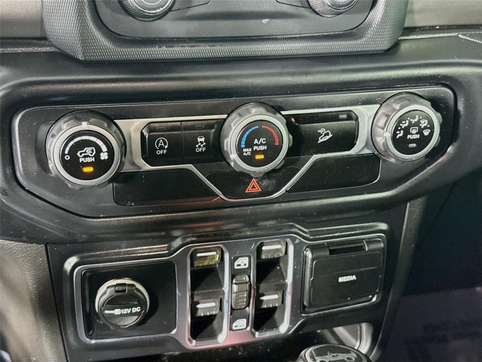 Used 2020 Bikini Pearlcoat Jeep Sport S image 16