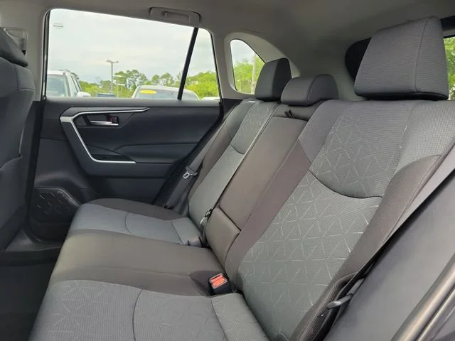 2025 Toyota RAV4 XLE - Photo 13