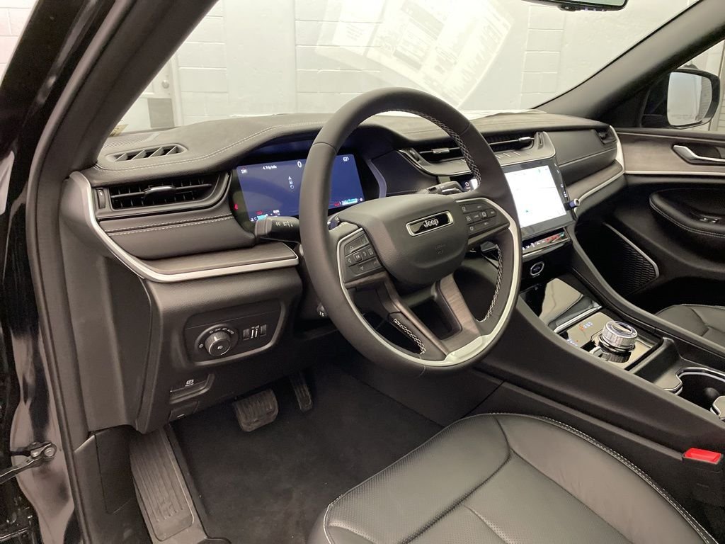 New 2026 Diamond Black Crystal Pearl-Coat Exterior Paint Jeep Limited Reserve image 16