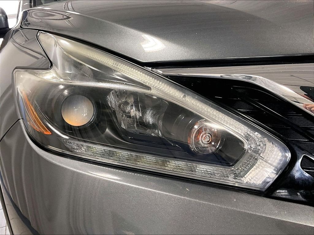 Used 2018 Gray Nissan SL image 34