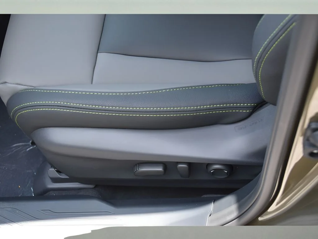 Used 2025 Autumn Green Metallic Subaru Onyx Edition image 33