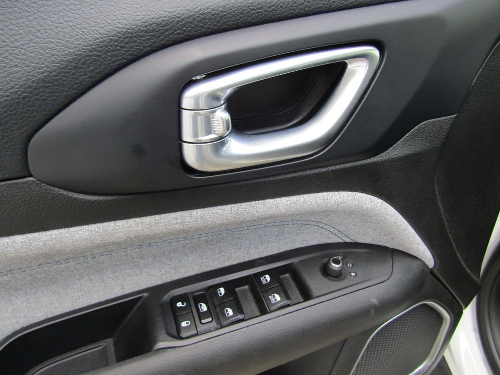 Used 2024 White Jeep Latitude image 11