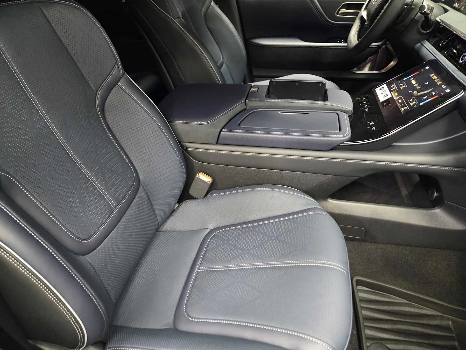 New 2026 RADIANT WHITE INFINITI Sport 4WD image 9