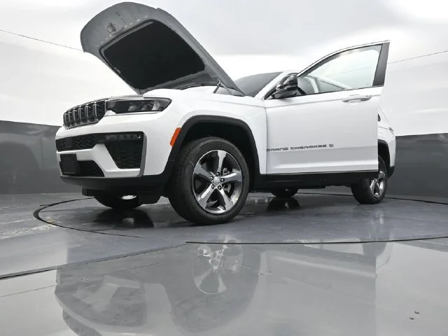 New 2026 Bright White Clear-Coat Exterior Paint Jeep Limited image 34