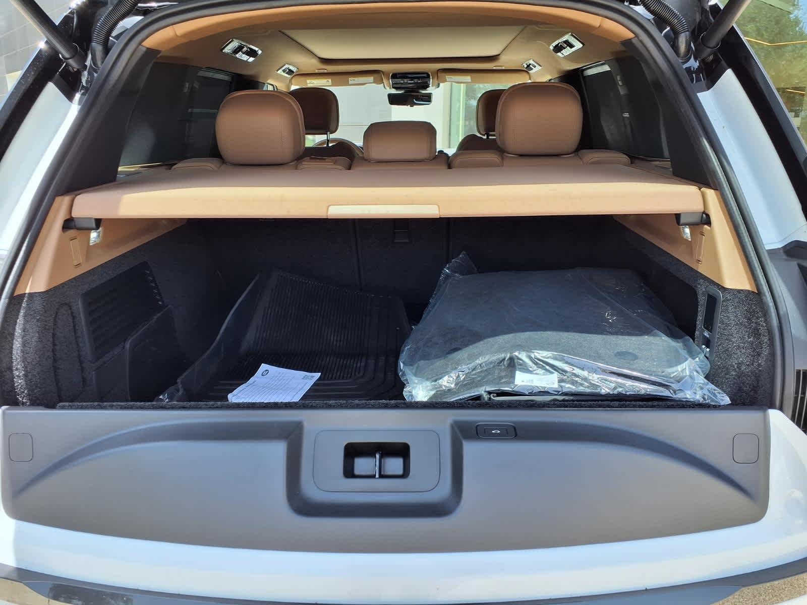 New 2026 Fuji White Land Rover SE image 23