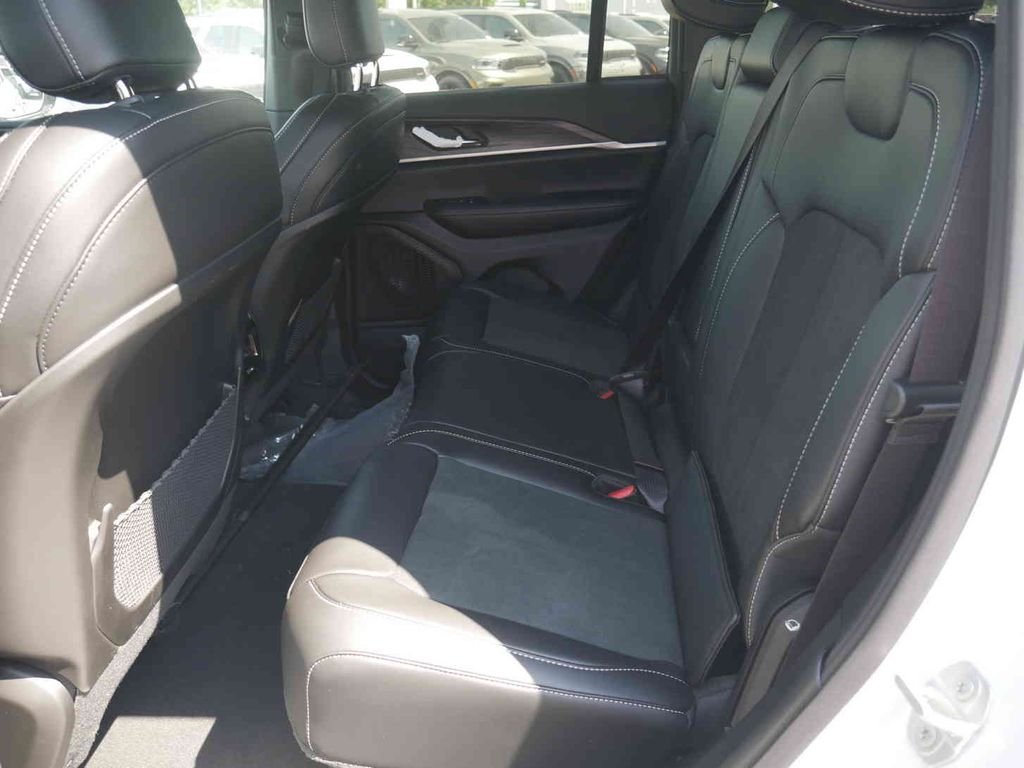 New 2026 Bright White Clear-Coat Exterior Paint Jeep Laredo image 12