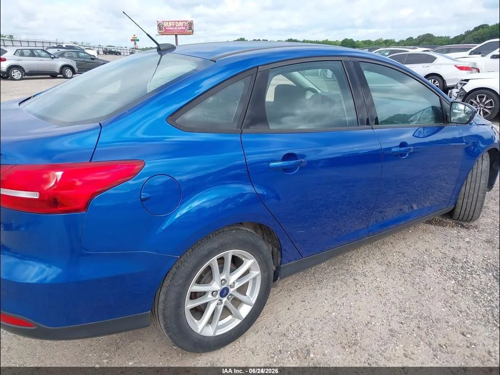 Used 2018 Blue Ford SE image 2