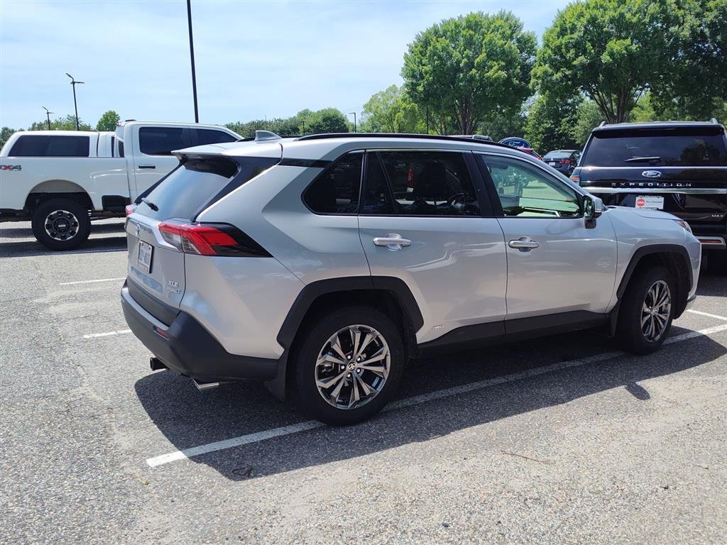 Used 2022 Silver Sky Metallic Toyota XLE Premium image 3