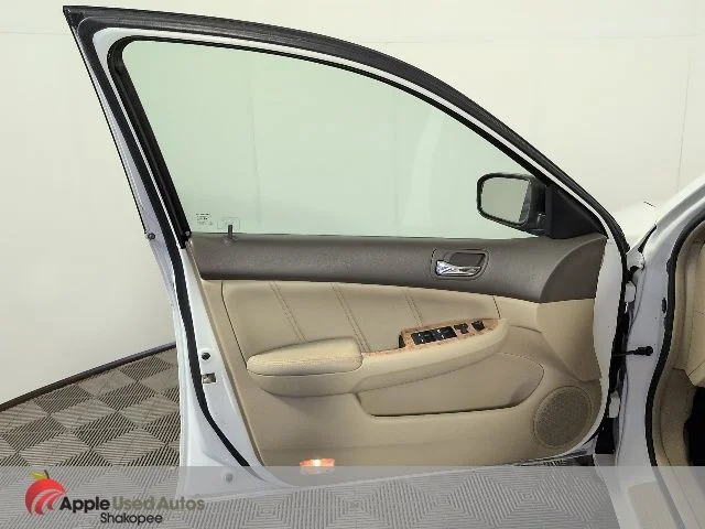Used 2005 White Honda EX-L image 9