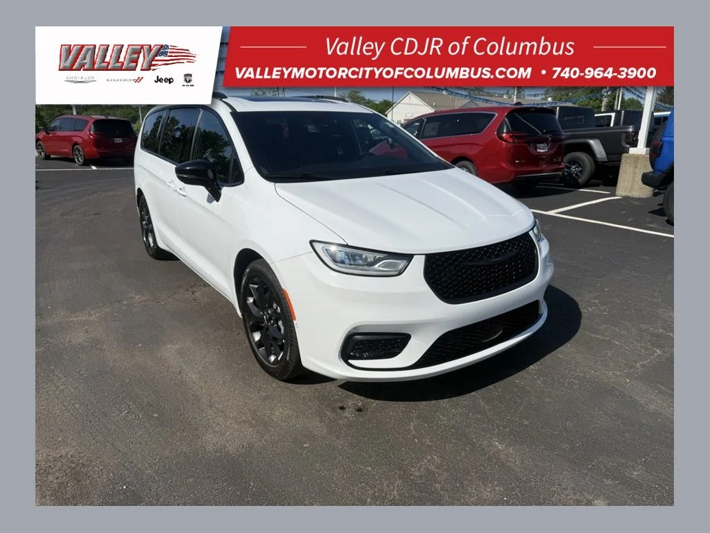 2023 Chrysler Pacifica Limited's photo