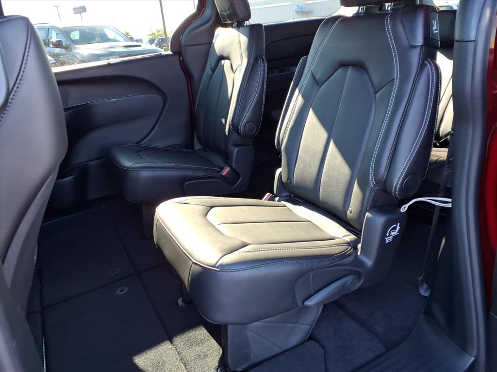 2026 Chrysler Pacifica photo 4