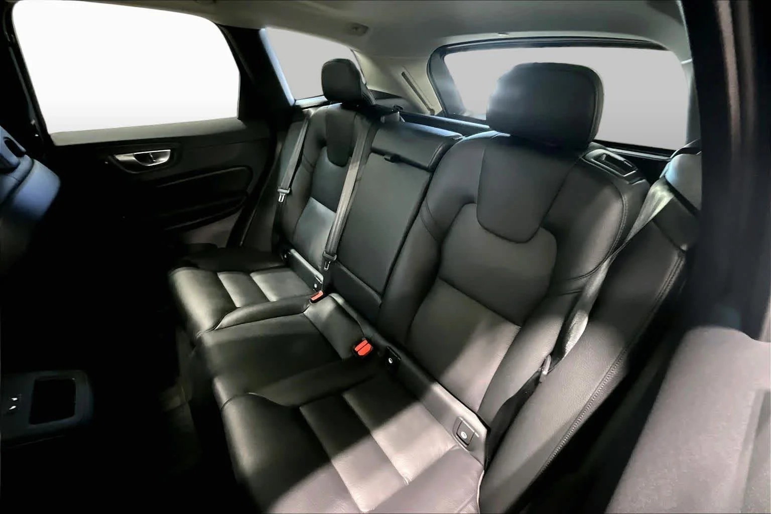 Used 2024 Onyx Black Metallic Volvo Plus Dark Theme image 20