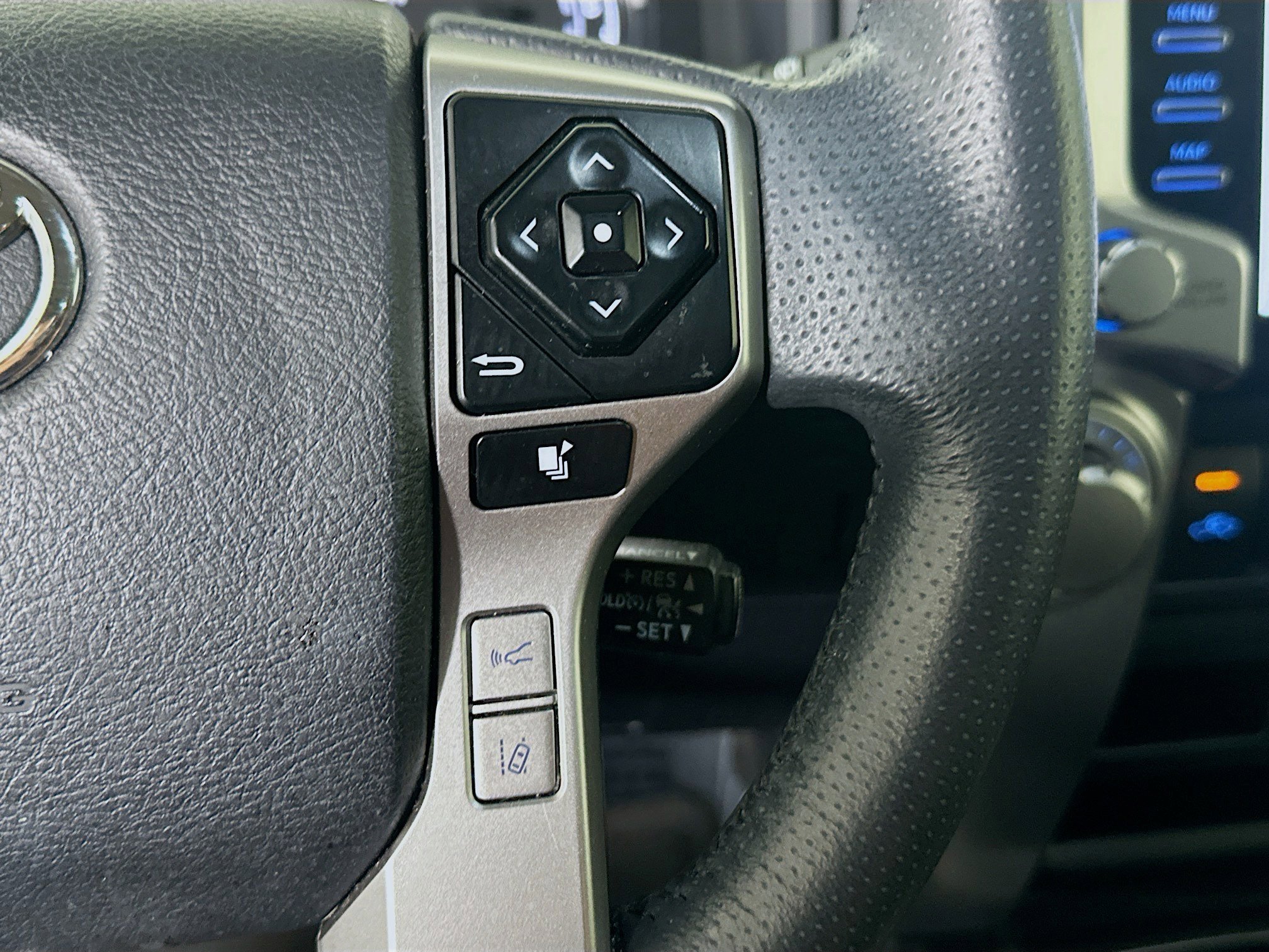 Used 2022 White Toyota SR5 image 17