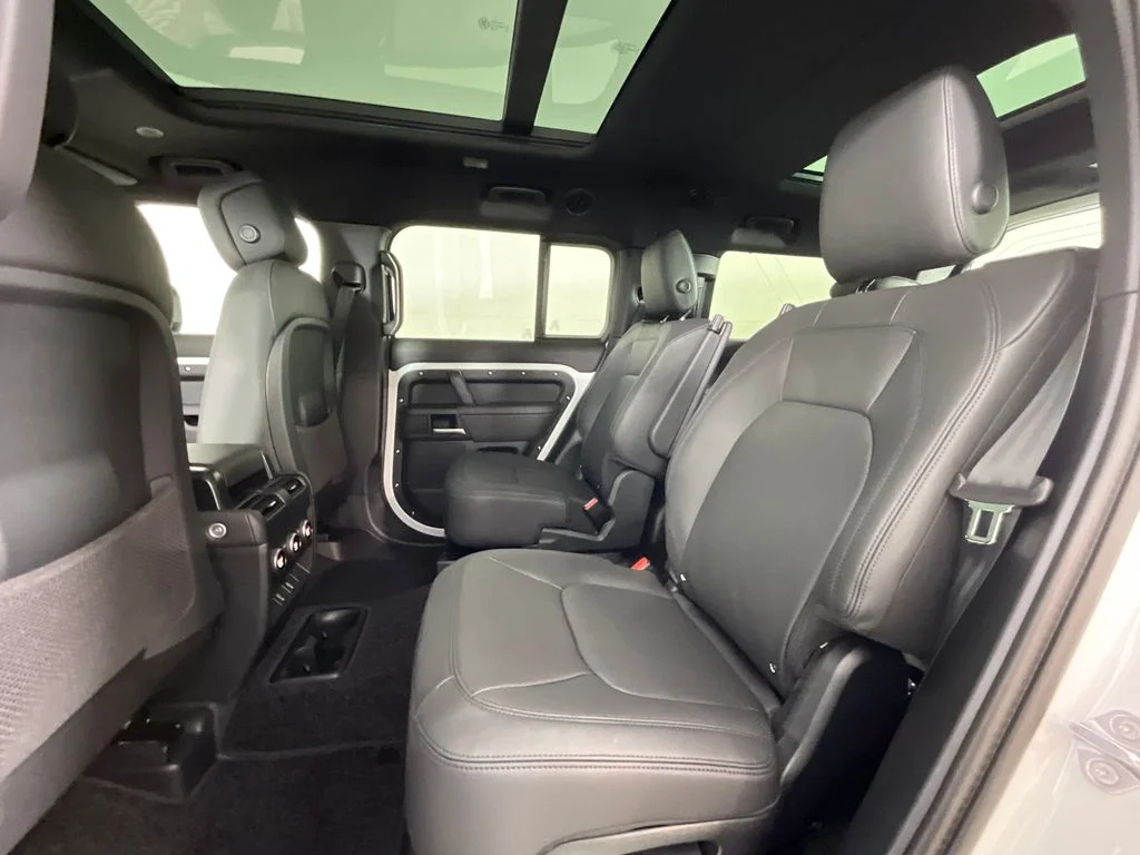 New 2026 Fuji White Land Rover X-Dynamic SE image 5