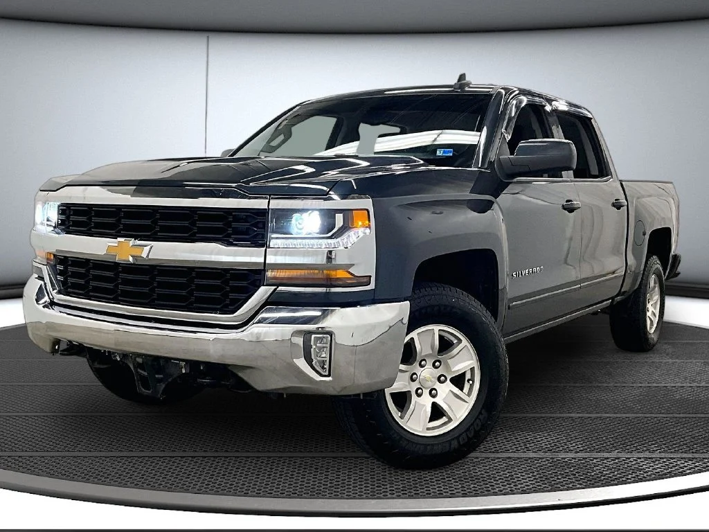 Used 2018 Gray Chevrolet LT image 3