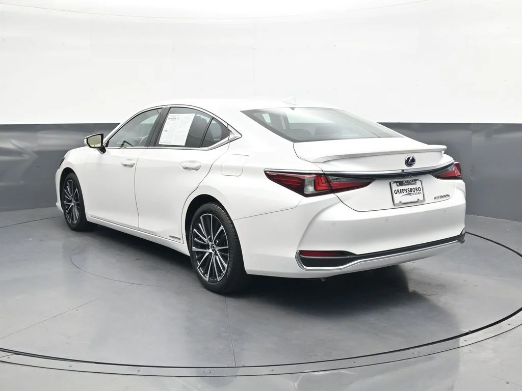 Used 2022 White Lexus 300h image 8