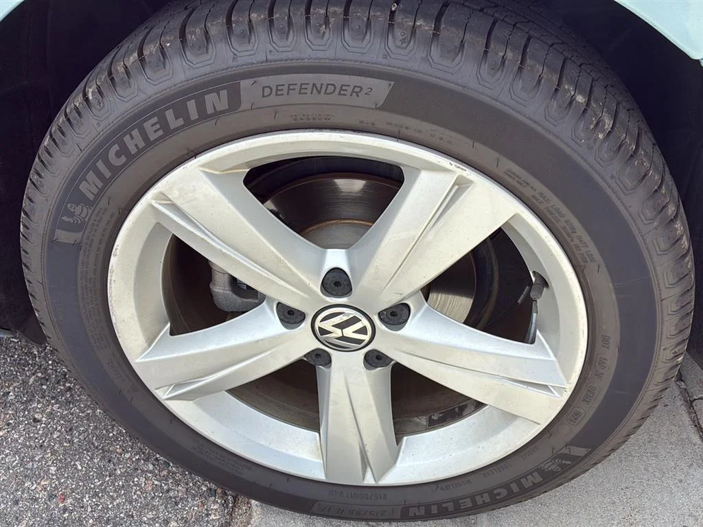 Used 2013 Glacier Blue Metallic Volkswagen SE image 5