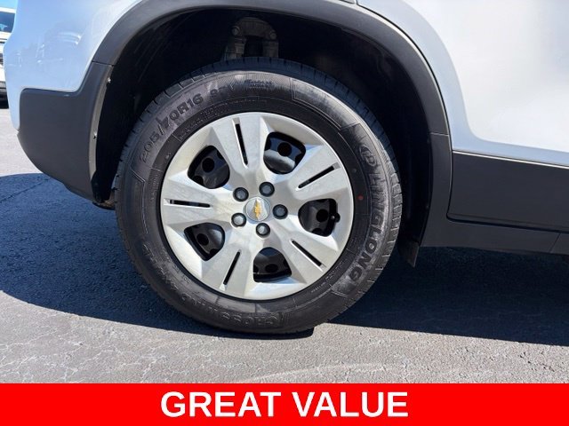 Used 2017 White Chevrolet LS image 7