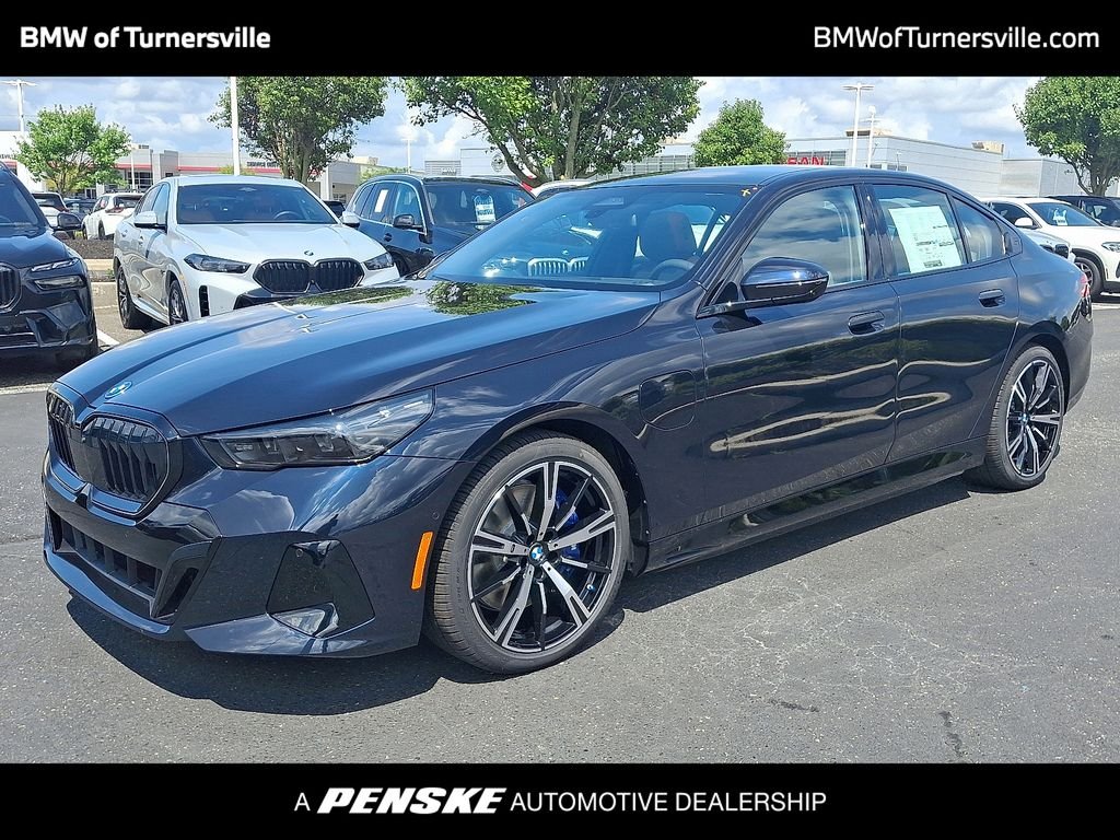 New 2027 Carbon Black Metallic BMW 550e xDrive image 1